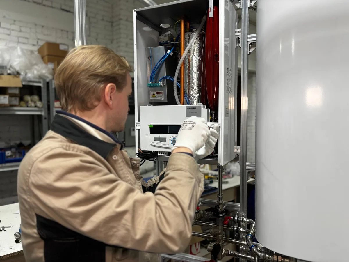 Técnico realizando manutenção em aquecedor de água a gás